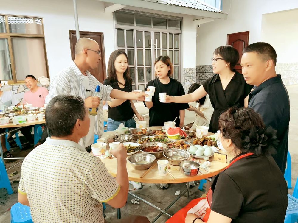 端午佳節(jié)即將來(lái)臨之際 四川博水環(huán)保 主管團(tuán)隊(duì) 攜節(jié)日禮品 ，向駐扎眉山工業(yè)園區(qū)污水處理廠項(xiàng)目駐地員工，送上深切的慰問和關(guān)懷